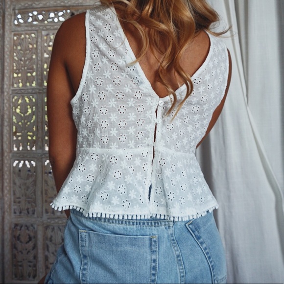 •Kauai White Embroidered Blouse• - Picture 4 of 5